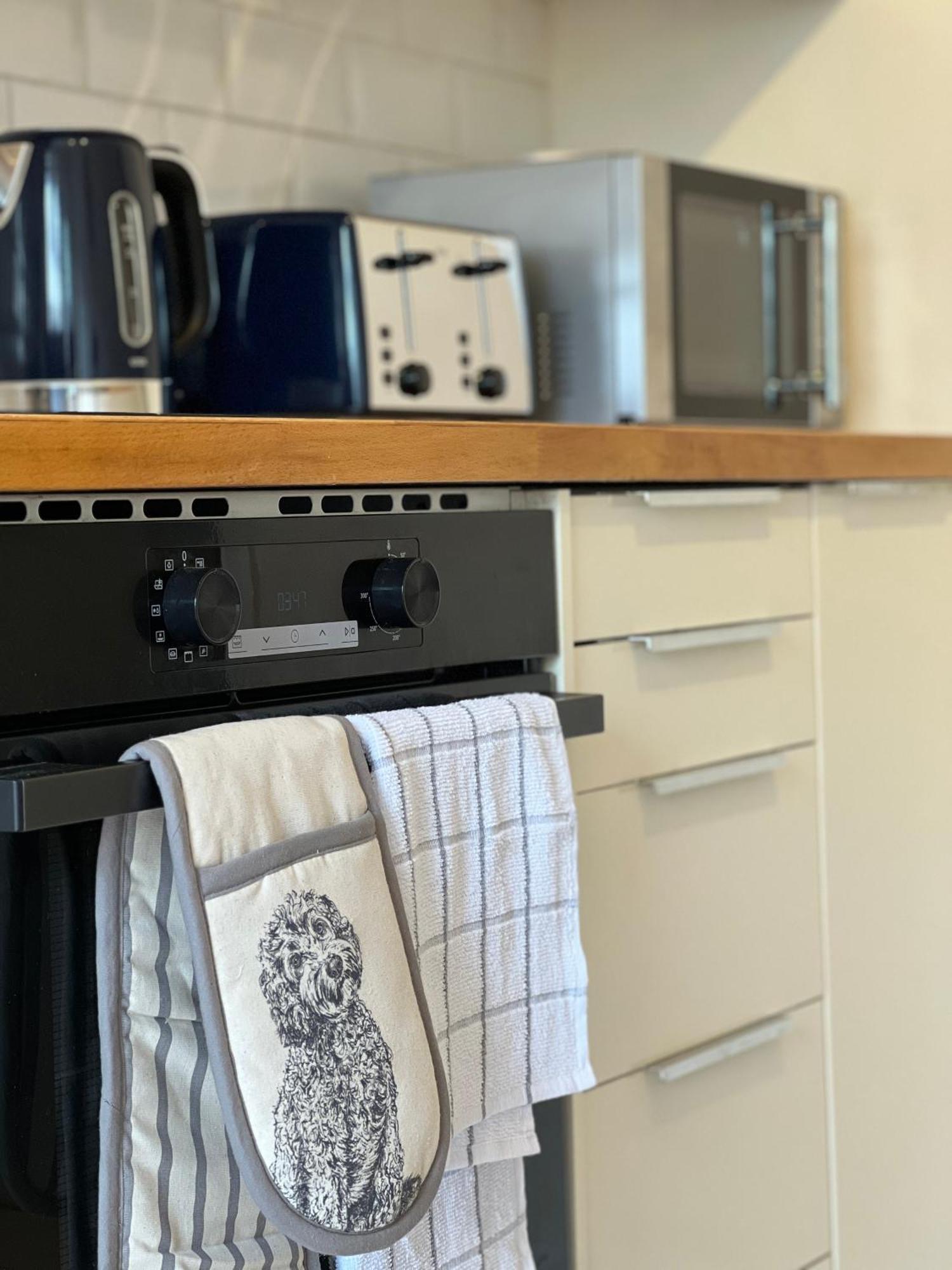 Charming Central Windsor 2 Bed Cottage Free Residents Parking And Private Garden Legoland Ascot Windsor Castle Thorpe Park Heathrow Airport المظهر الخارجي الصورة