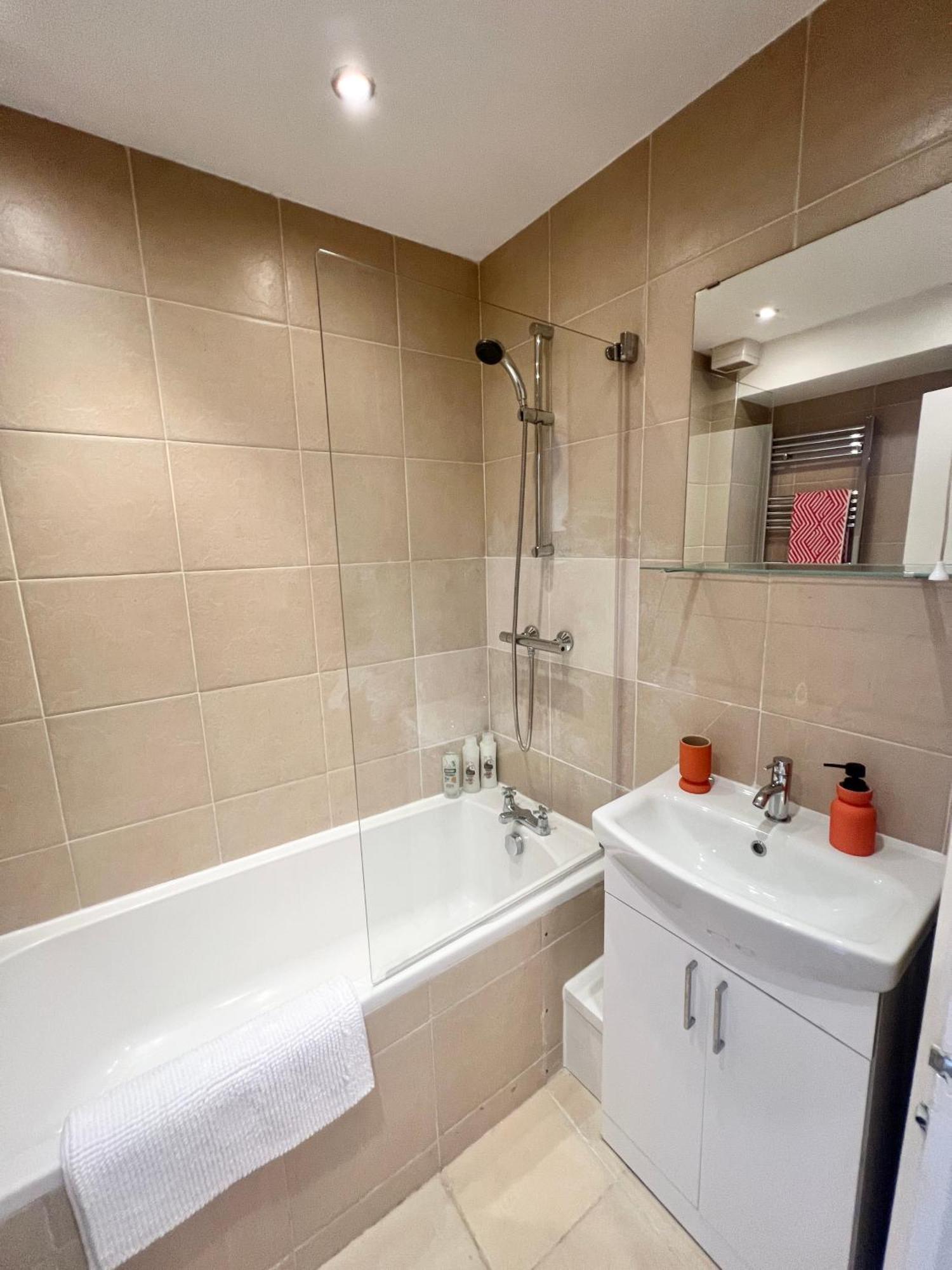 Charming Central Windsor 2 Bed Cottage Free Residents Parking And Private Garden Legoland Ascot Windsor Castle Thorpe Park Heathrow Airport المظهر الخارجي الصورة