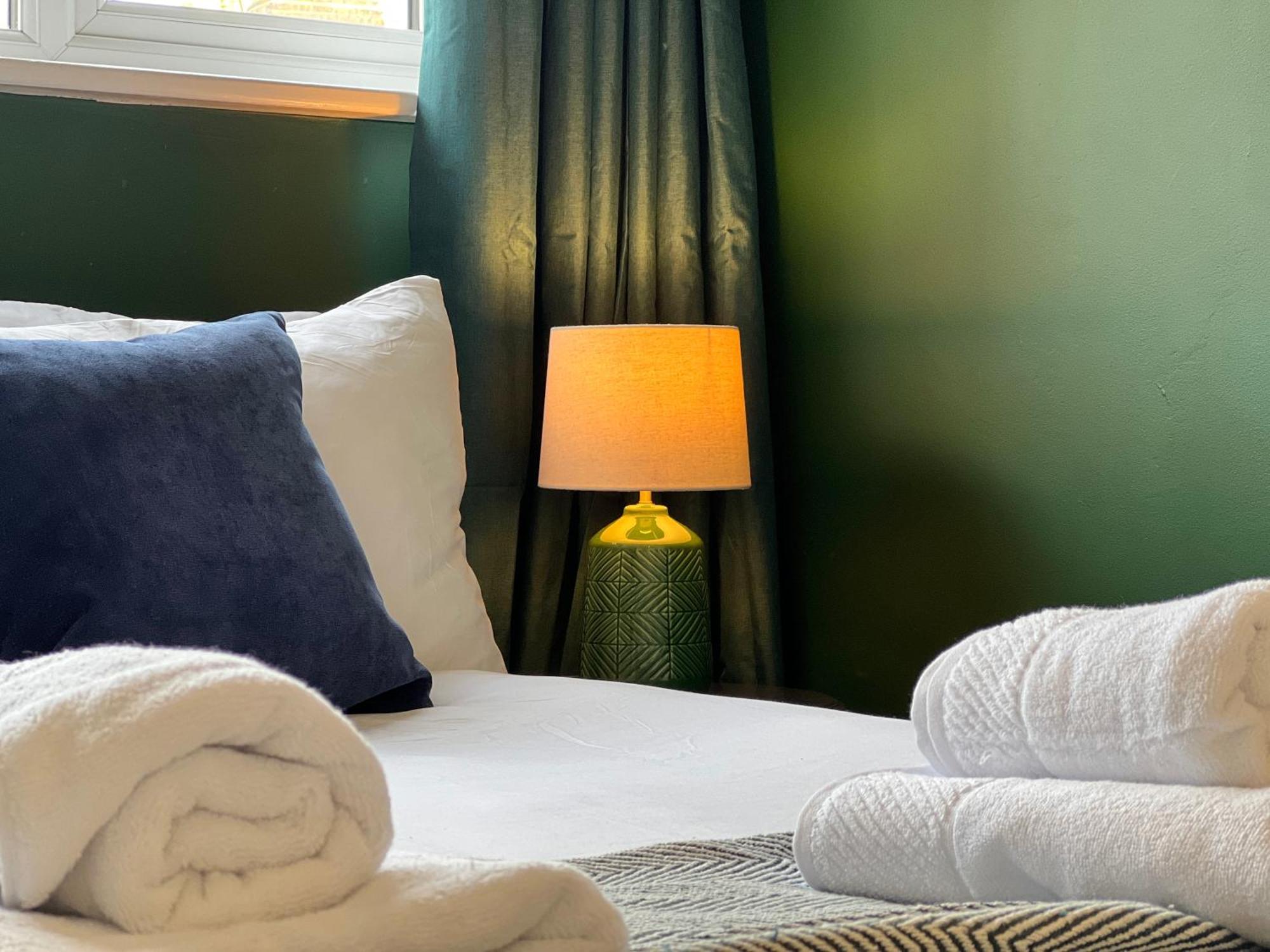 Charming Central Windsor 2 Bed Cottage Free Residents Parking And Private Garden Legoland Ascot Windsor Castle Thorpe Park Heathrow Airport المظهر الخارجي الصورة